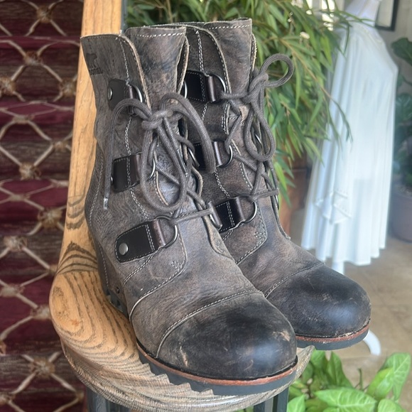 Sorrel Joan of Arc Bootie, brownish tan, size 8. Very Good condition. - Picture 11 of 15